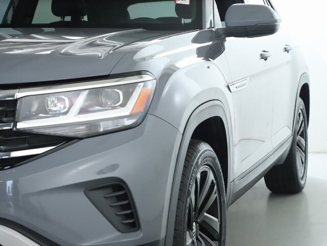 2022 Volkswagen Atlas Cross Sport V6 SE Technology photo 3