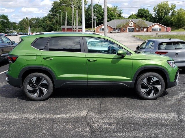 2025 Volkswagen Taos SE photo 2