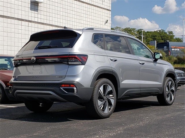 2025 Volkswagen Taos SE photo 3