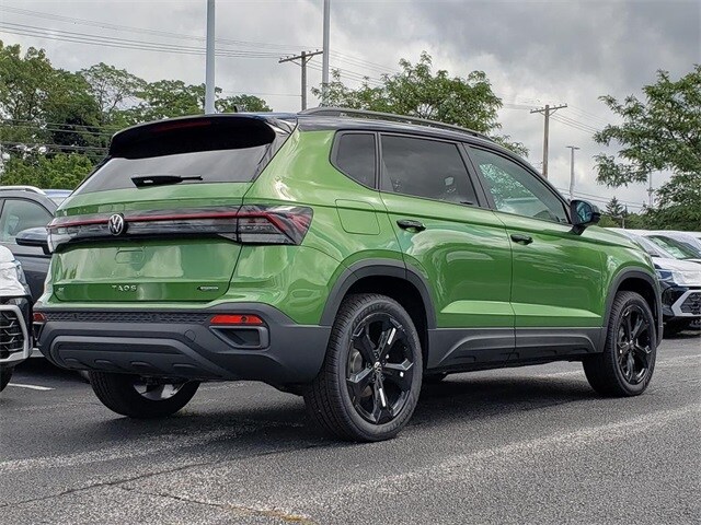 2025 Volkswagen Taos SE photo 2
