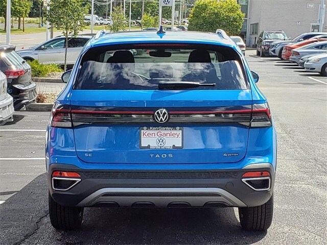 2025 Volkswagen Taos SE photo 4