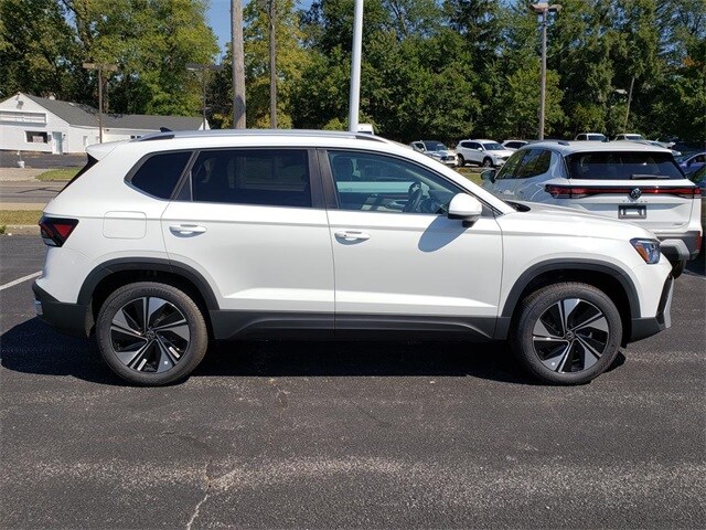 2025 Volkswagen Taos SE photo 2
