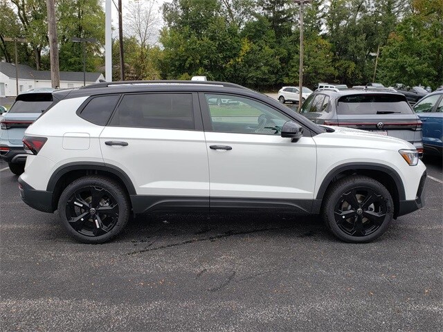 2025 Volkswagen Taos SE photo 2