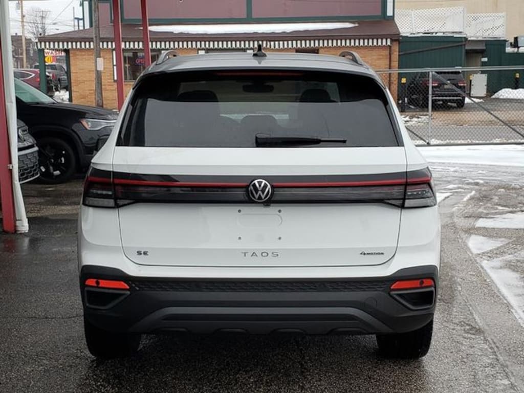 New 2026 Volkswagen Taos 1.5T SE Black SUV