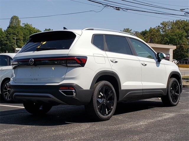 2025 Volkswagen Taos SE photo 2