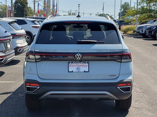 2025 Volkswagen Taos SE photo 4