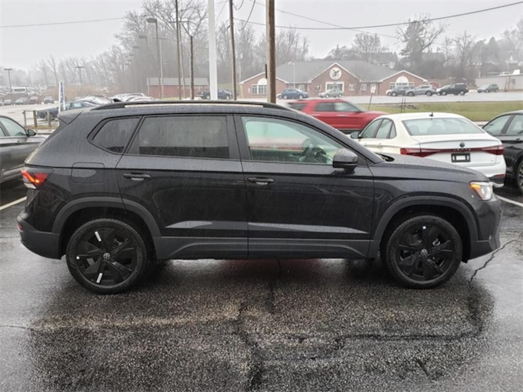 New 2026 Volkswagen Taos 1.5T SE Black SUV