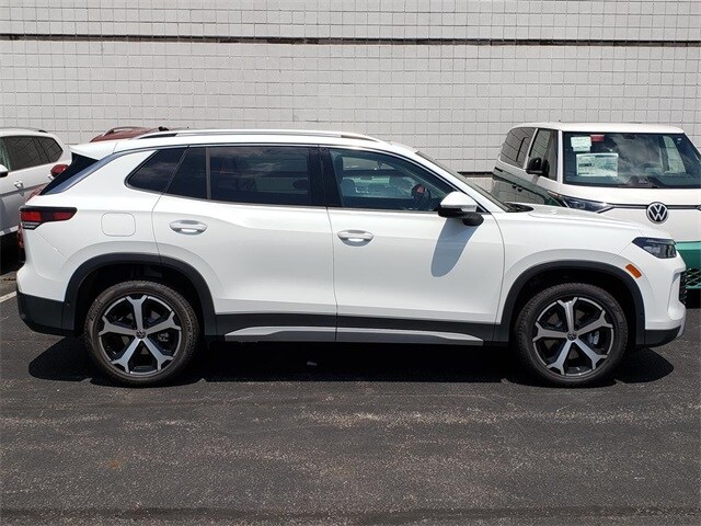 2025 Volkswagen Tiguan SE photo 2