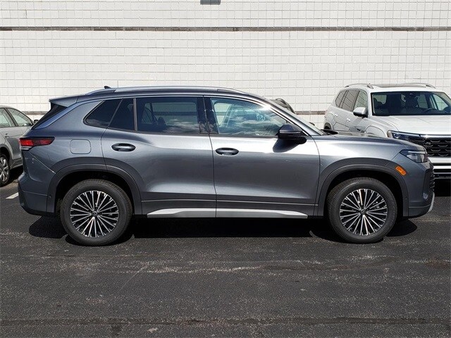 2025 Volkswagen Tiguan S photo 2