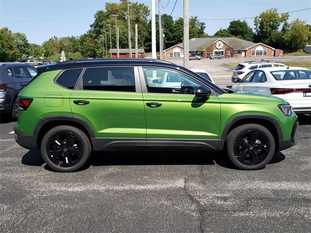 2025 Volkswagen Taos SE photo 2