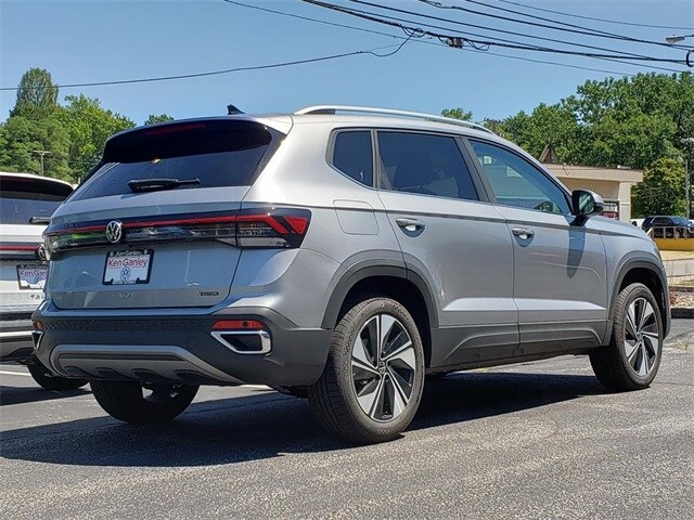 2025 Volkswagen Taos SE photo 3