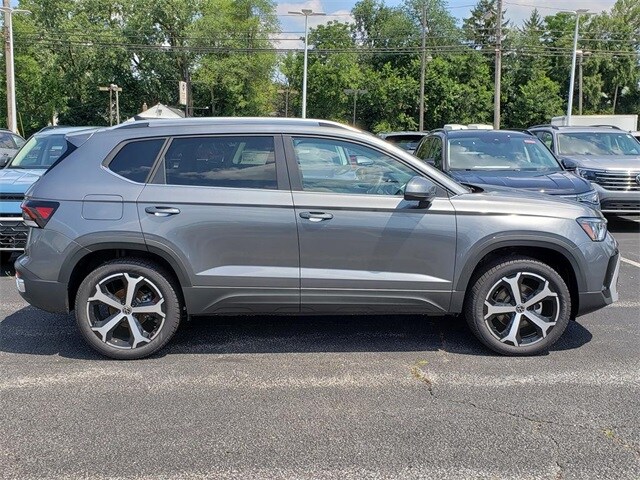 2025 Volkswagen Taos SEL photo 2