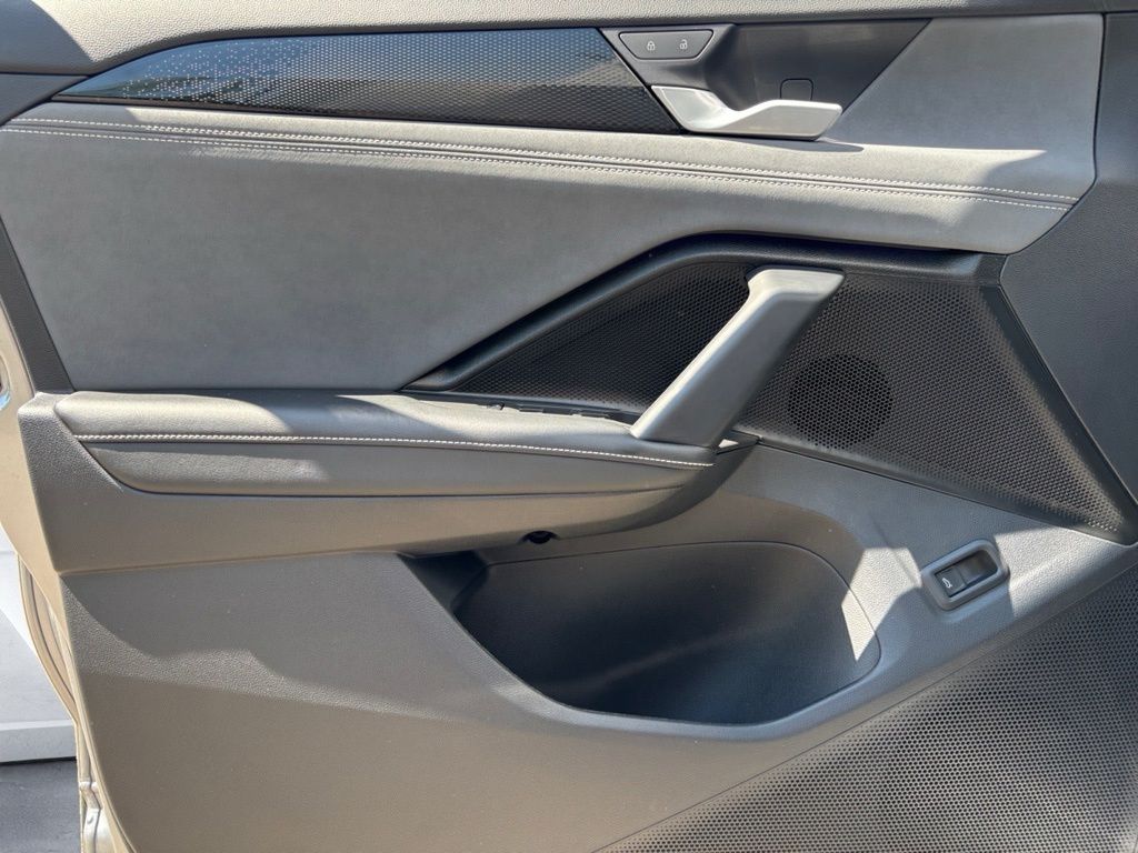 2025 Volkswagen Tiguan SE - Photo 26