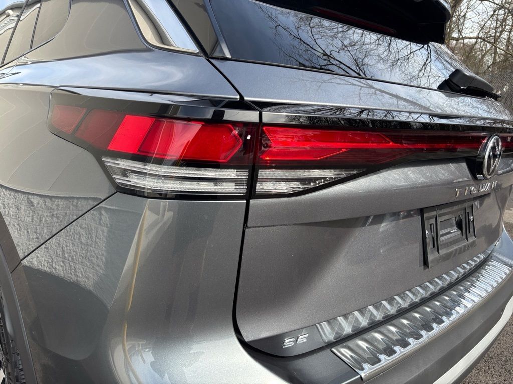 2025 Volkswagen Tiguan SE - Photo 8