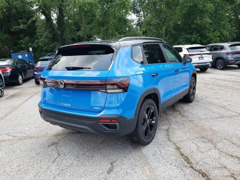 New 2026 Volkswagen Taos 1.5T SE Black SUV