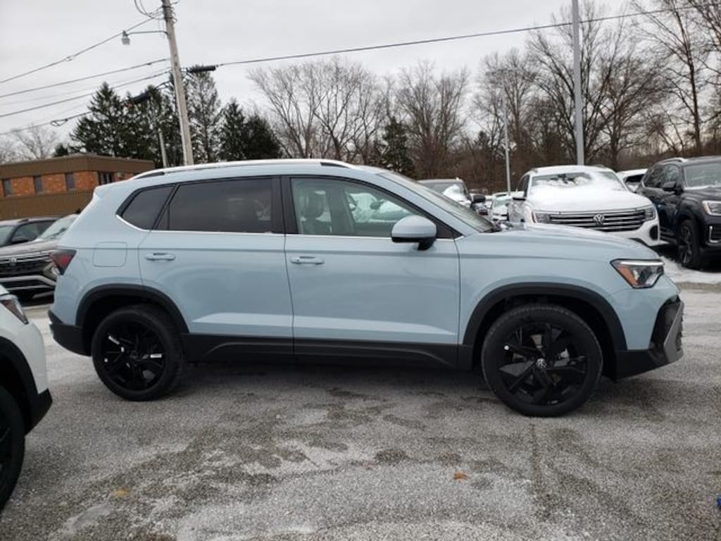 New 2025 Volkswagen Taos 1.5T SE SUV