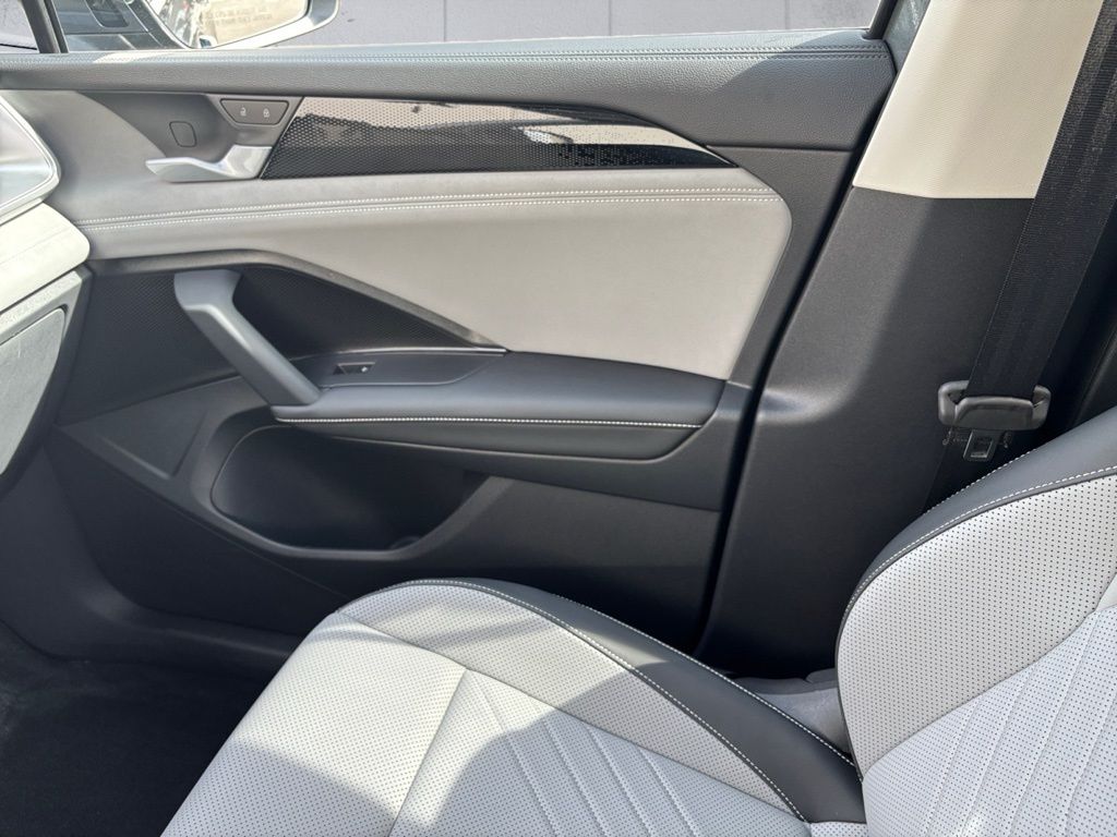 2025 Volkswagen Tiguan SE - Photo 14