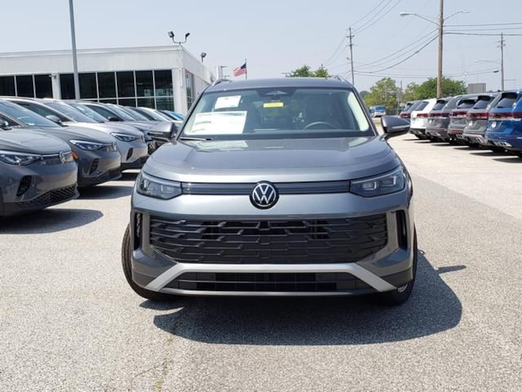 New 2025 Volkswagen Tiguan 2.0T SE SUV