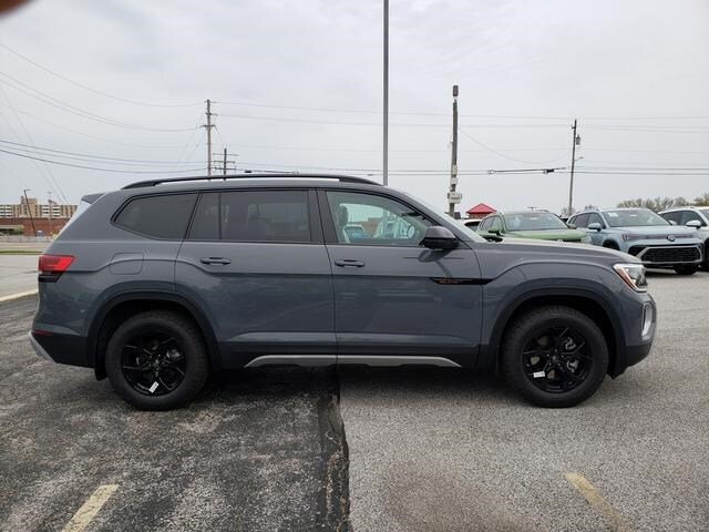 2025 Volkswagen Atlas Peak Edition SE photo 3