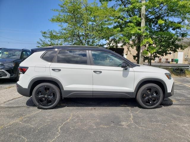 2025 Volkswagen Taos SE photo 3