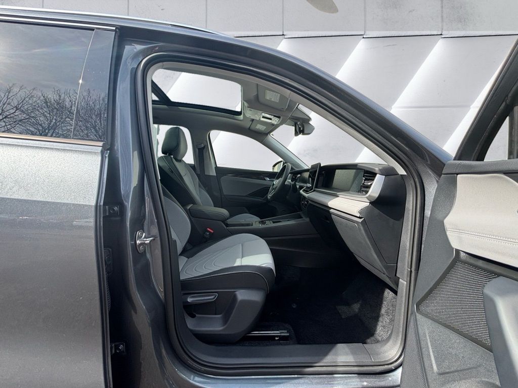 2025 Volkswagen Tiguan SE - Photo 13