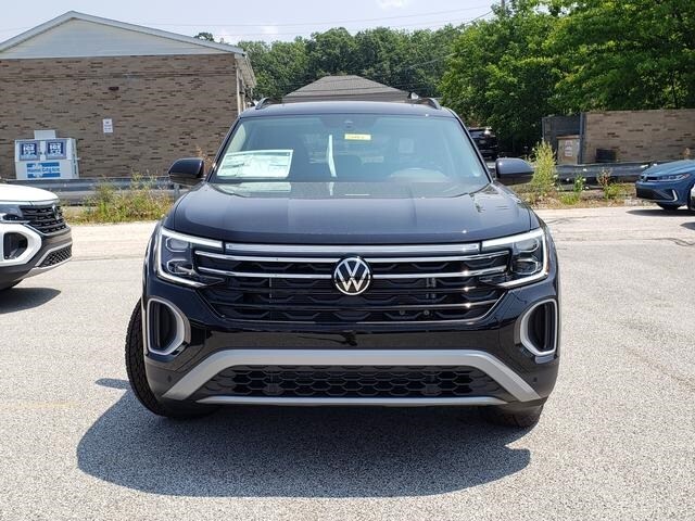 2025 Volkswagen Atlas Peak Edition SE photo 2