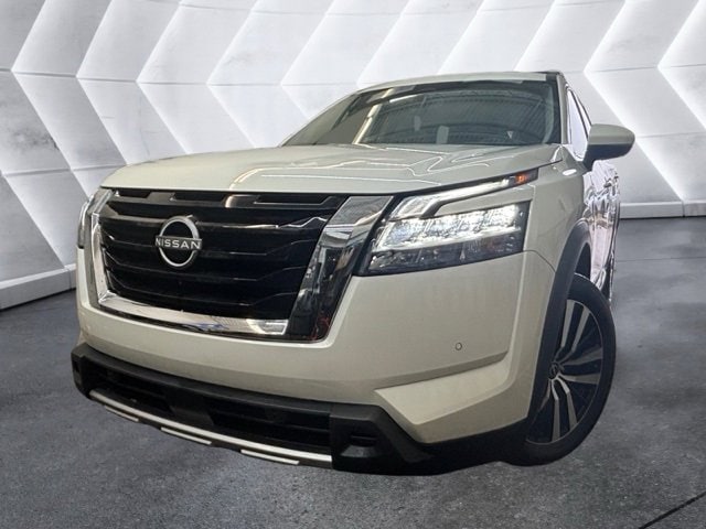 2023 Nissan Pathfinder Platinum's photo