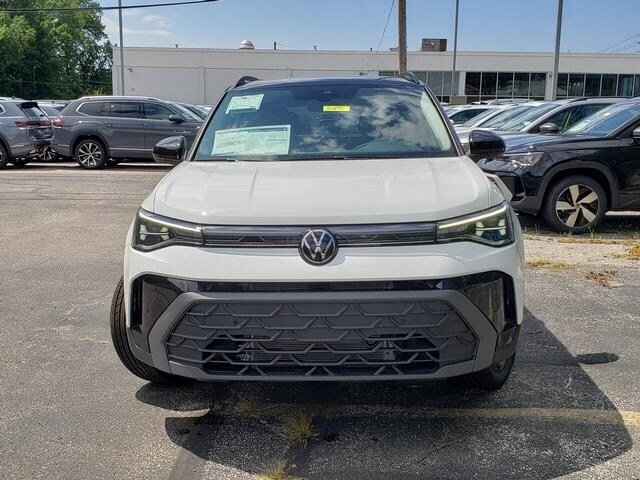 2025 Volkswagen Taos SE photo 2