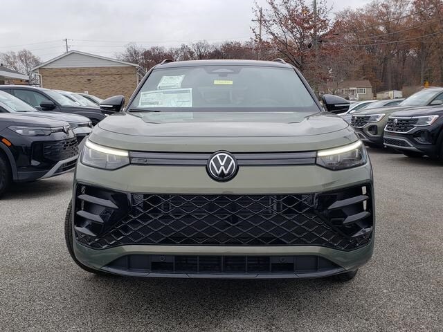 2026 Volkswagen Tiguan SE R-Line Black photo 2