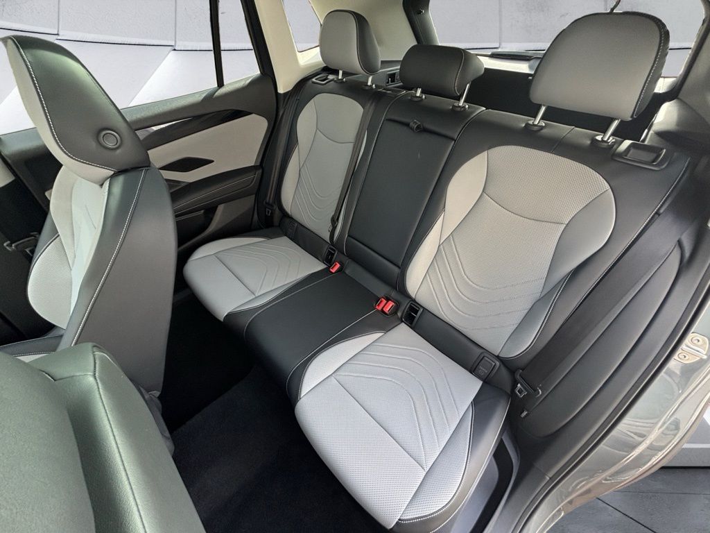 2025 Volkswagen Tiguan SE - Photo 19