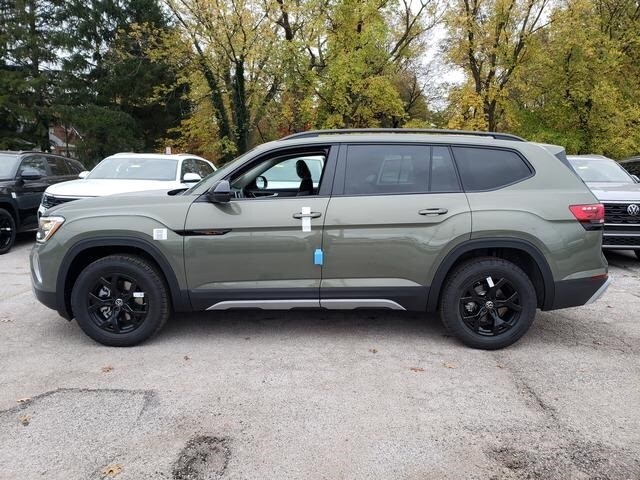 2025 Volkswagen Atlas Peak Edition photo 2