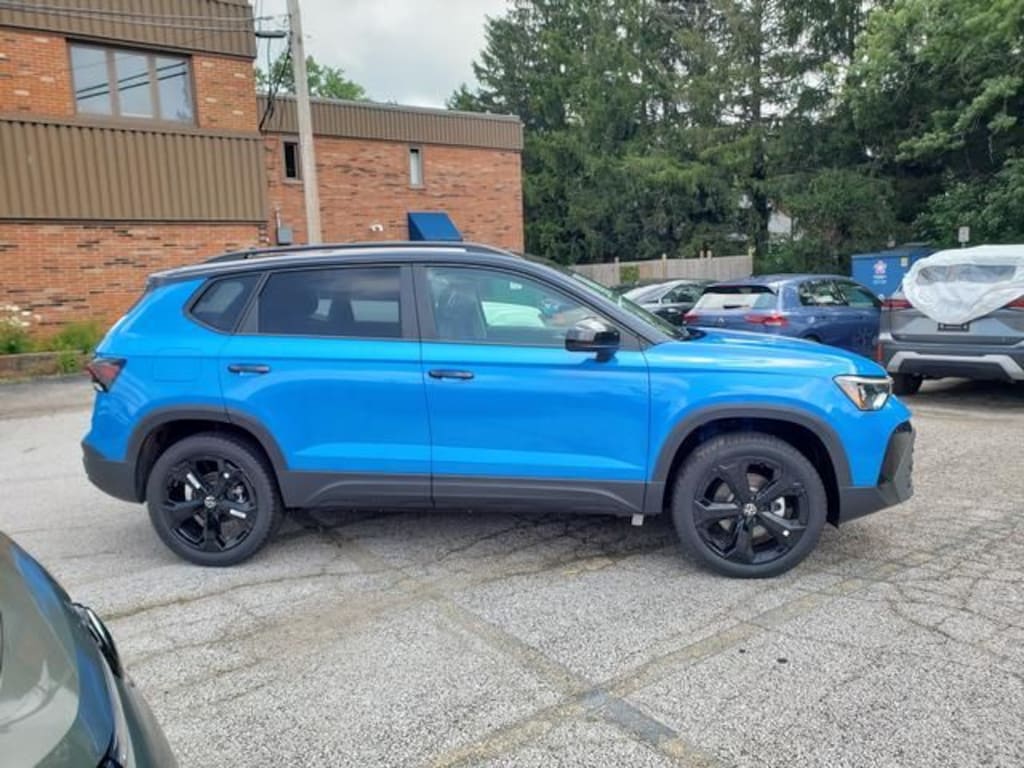 New 2026 Volkswagen Taos 1.5T SE Black SUV