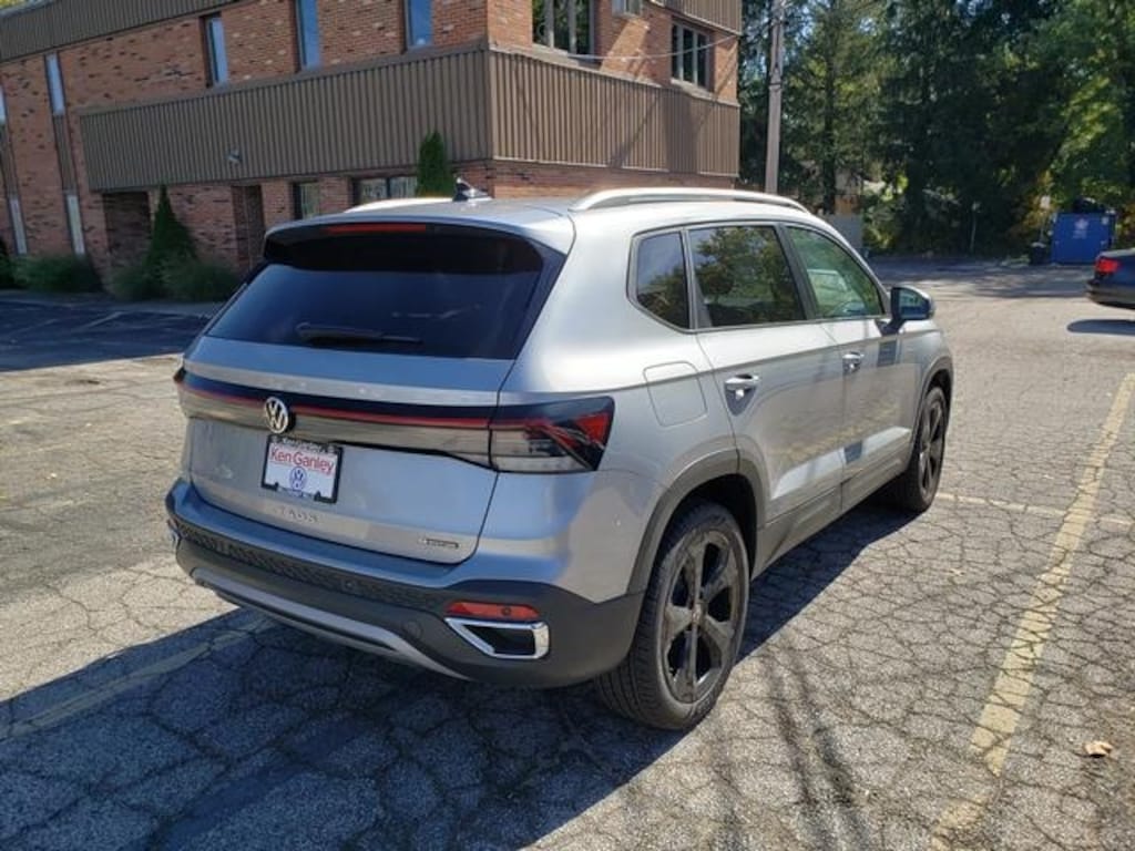 New 2025 Volkswagen Taos 1.5T SEL SUV