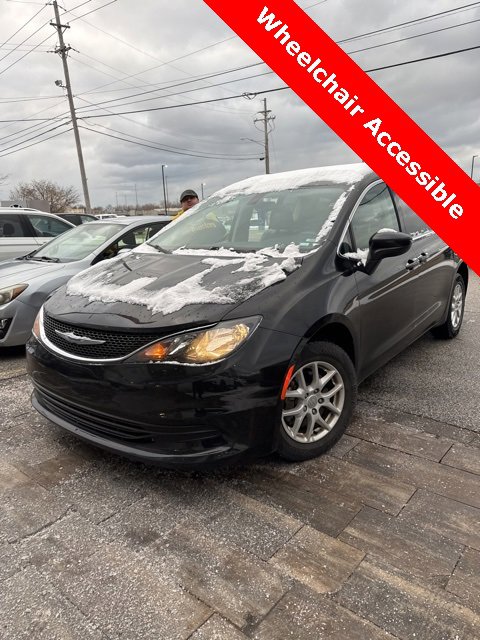 2020 Chrysler Voyager's photo