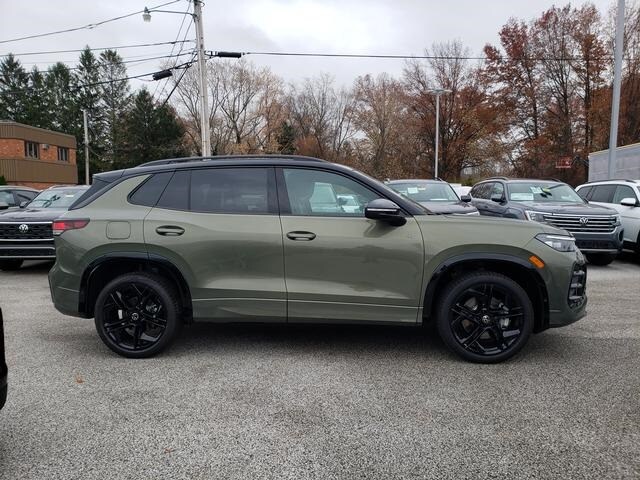 2026 Volkswagen Tiguan SE R-Line Black photo 3