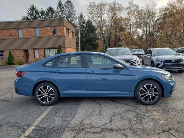 2025 Volkswagen Jetta 1.5T Sport photo 3