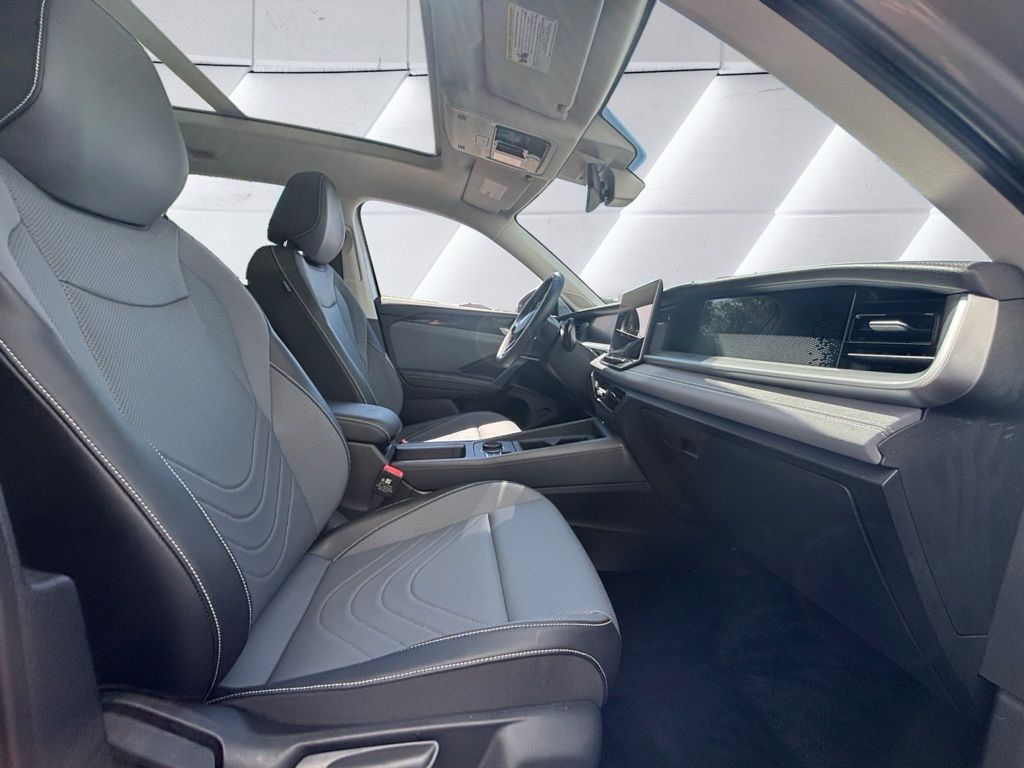 2025 Volkswagen Tiguan SE - Photo 13
