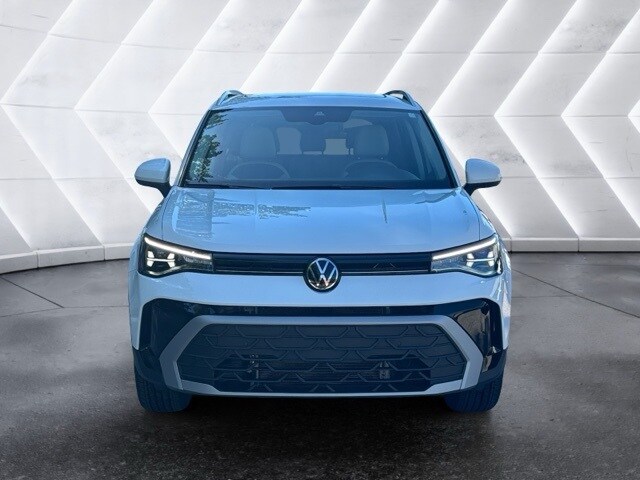 2025 Volkswagen Taos SE photo 2