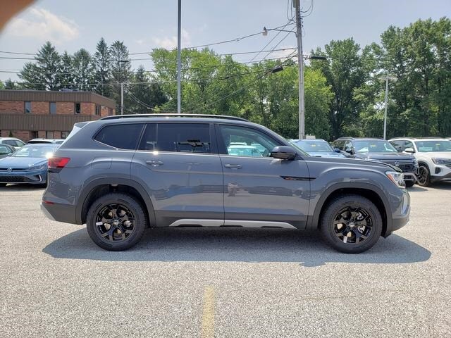 2025 Volkswagen Atlas Peak Edition SE photo 3
