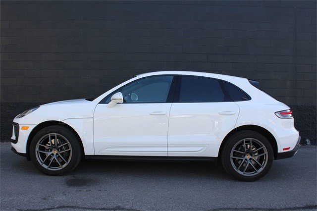 2023 Porsche Macan T photo 2