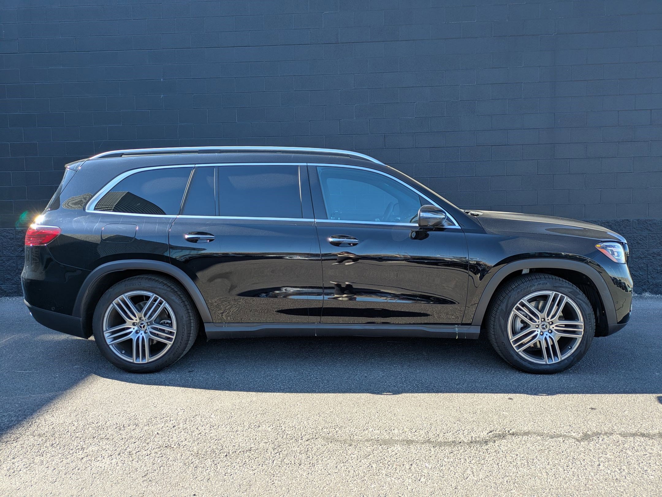 2025 Mercedes Benz GLS 450 4MATIC photo 4