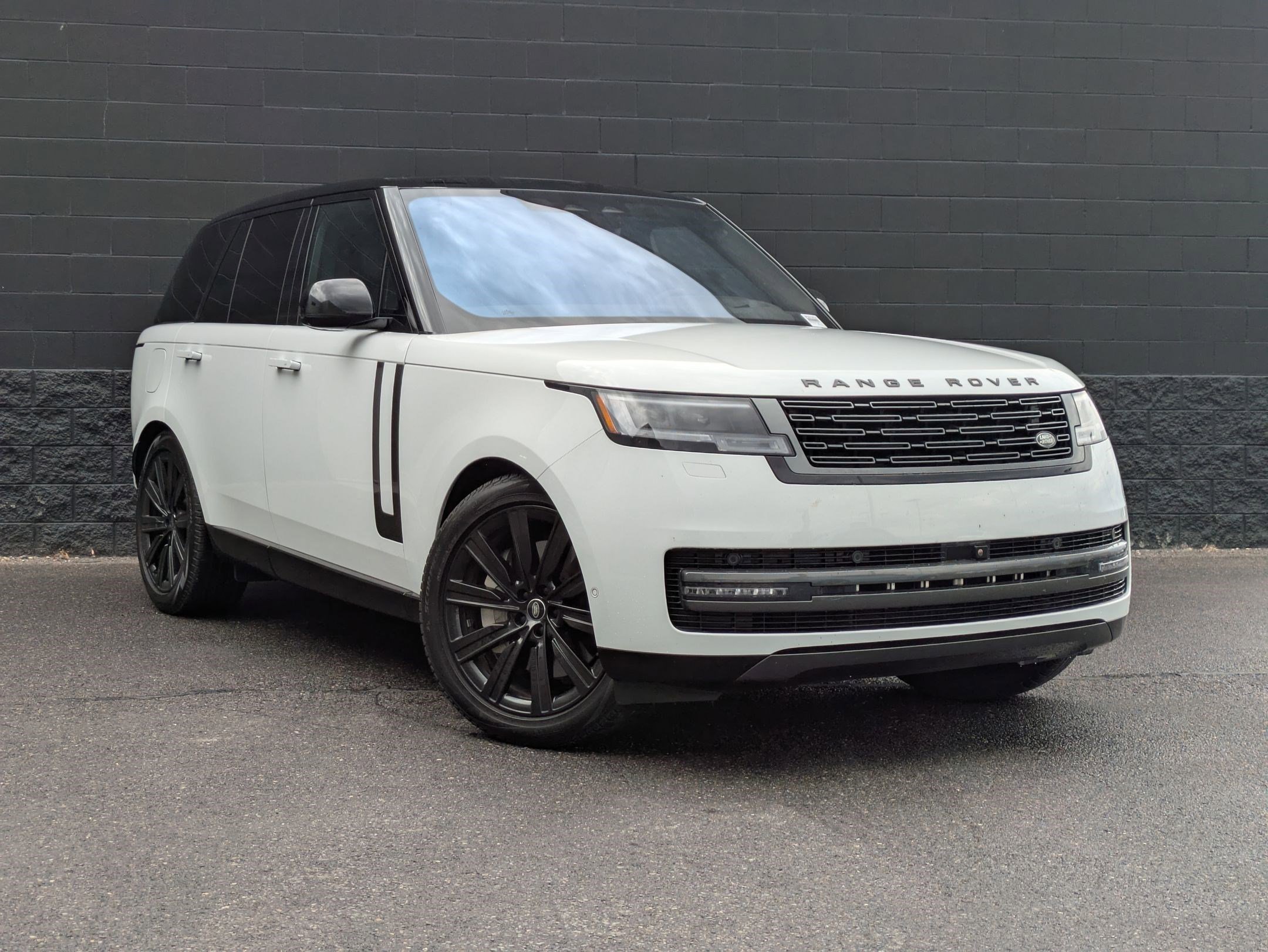 2023 Land Rover Range Rover SE photo 3