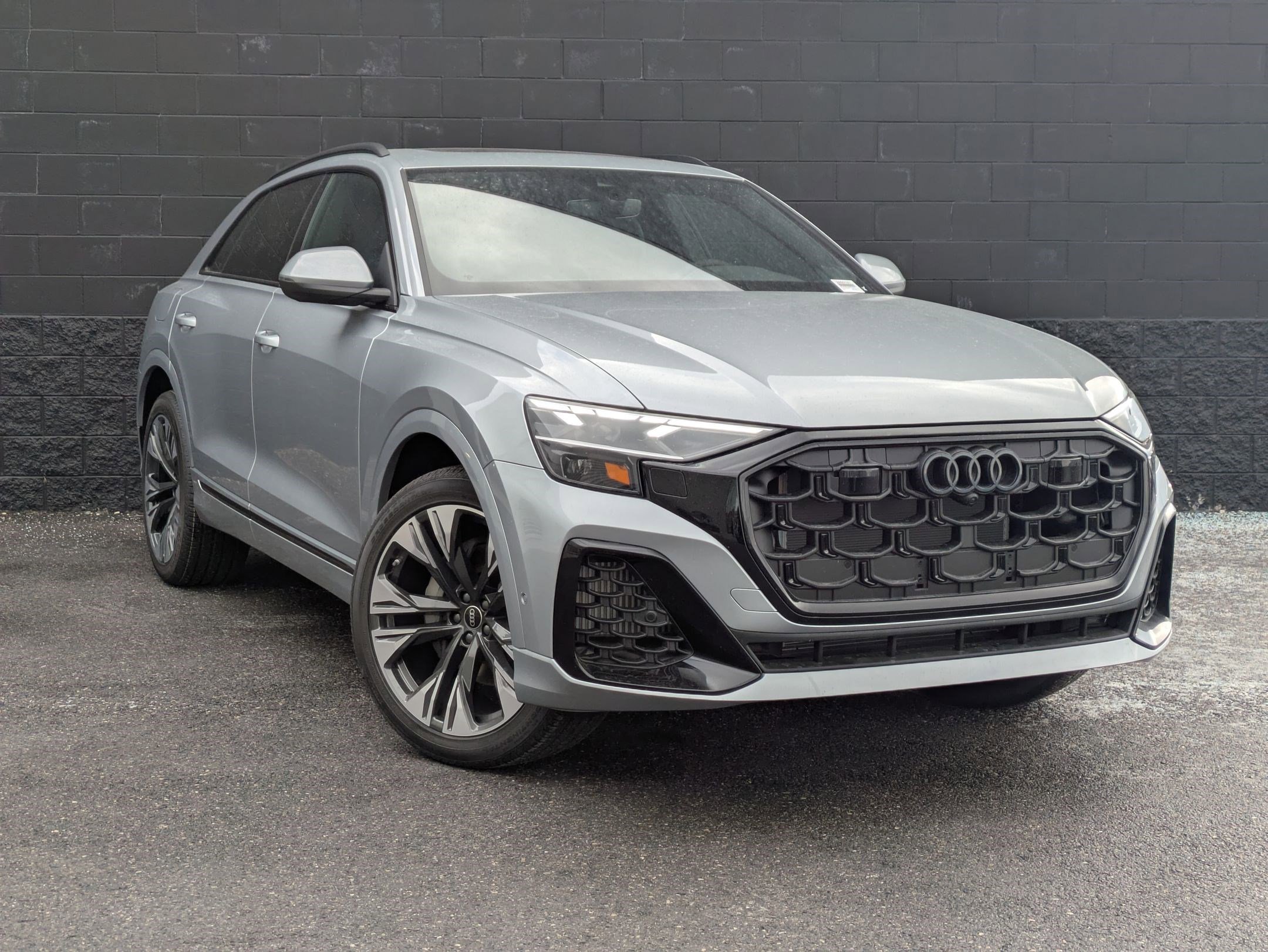 2025 Audi Q8 55 Premium Plus photo 3