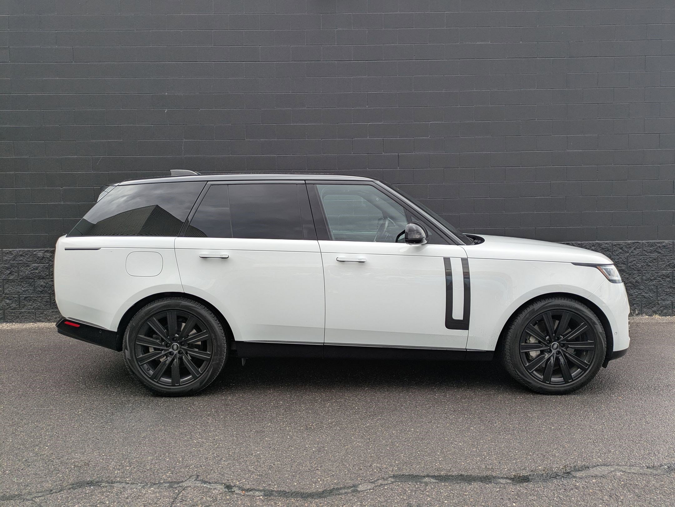 2023 Land Rover Range Rover SE photo 4