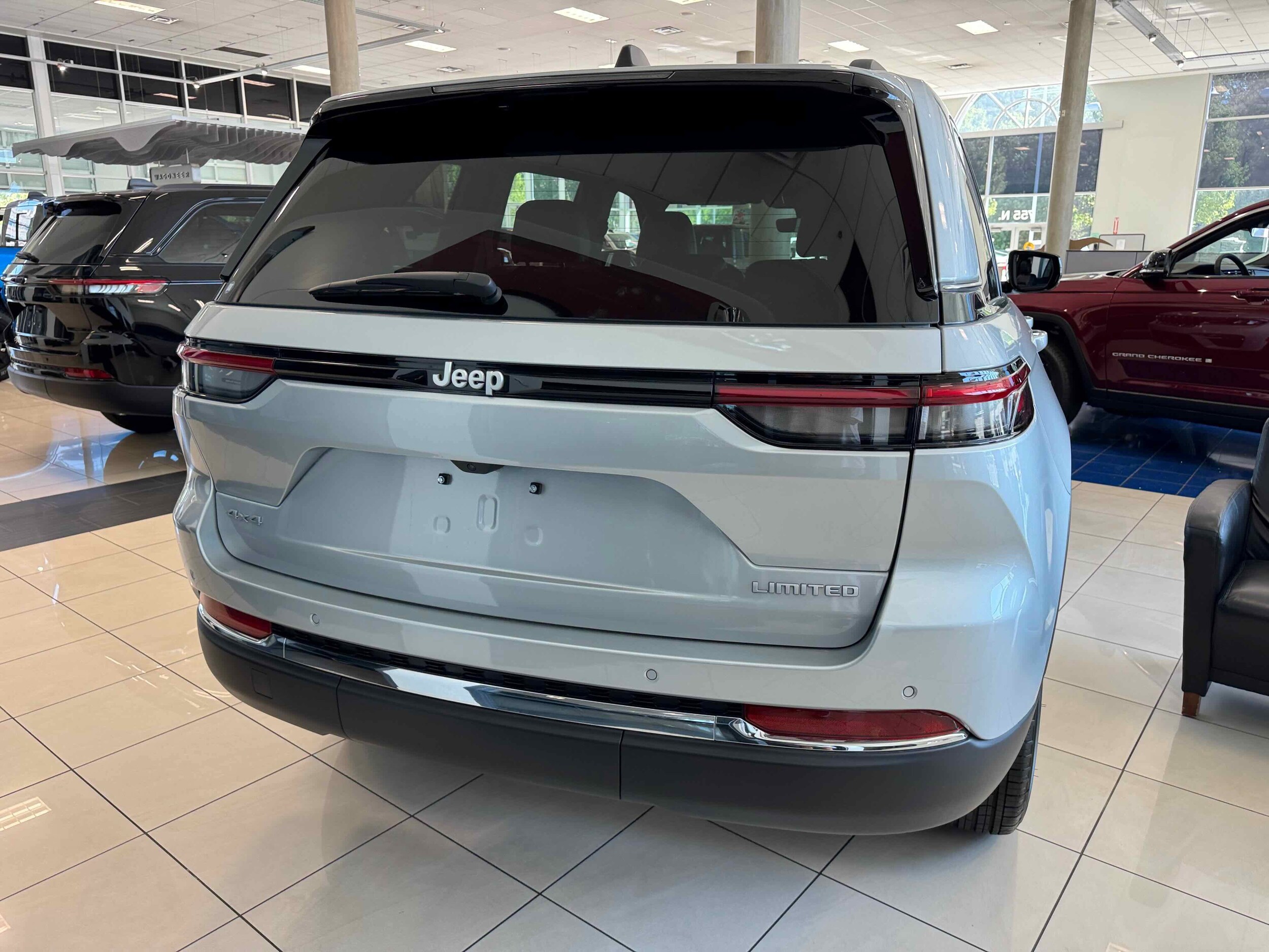 2025 Jeep Grand Cherokee Limited photo 3