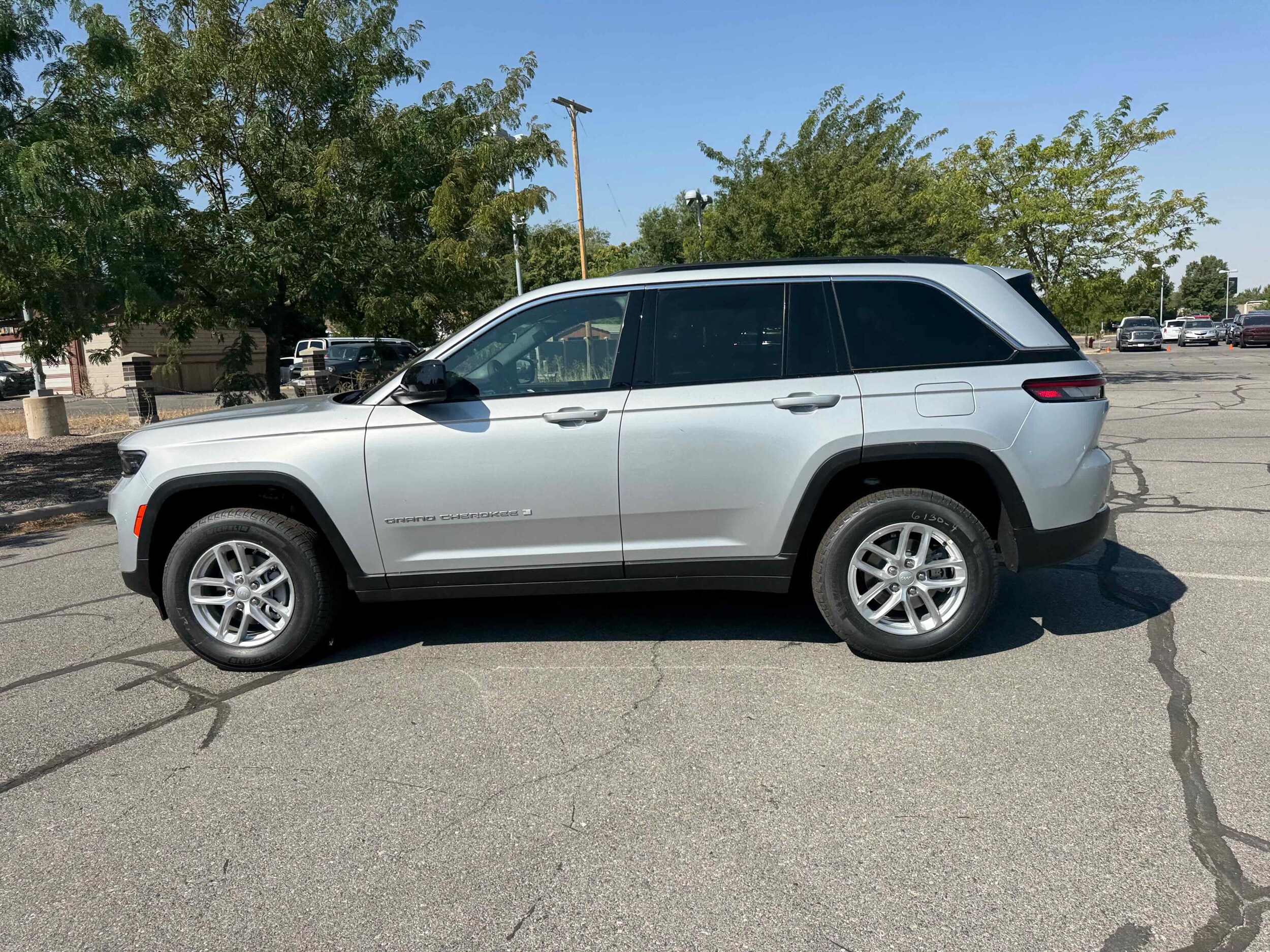 2025 Jeep Grand Cherokee Laredo photo 2