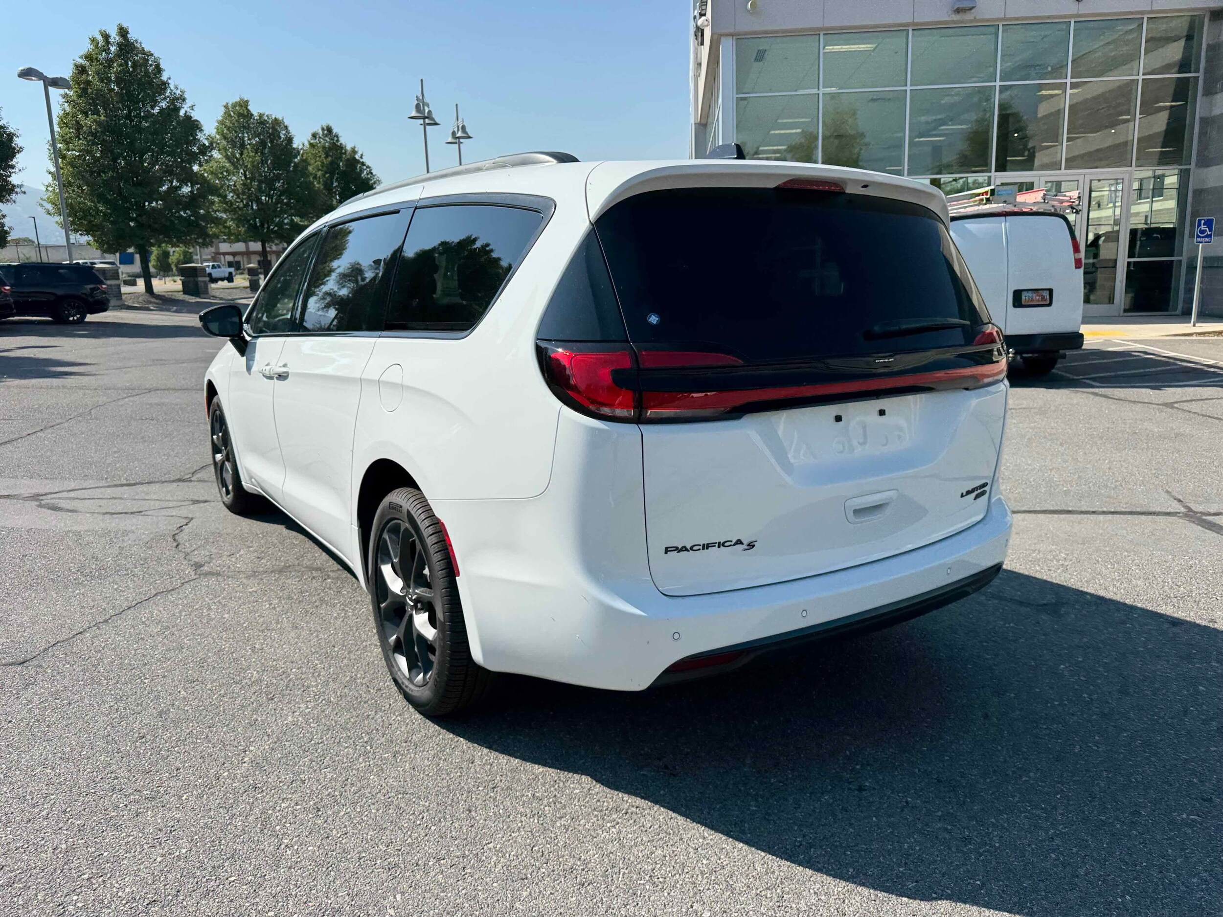 2025 Chrysler Pacifica Limited photo 2