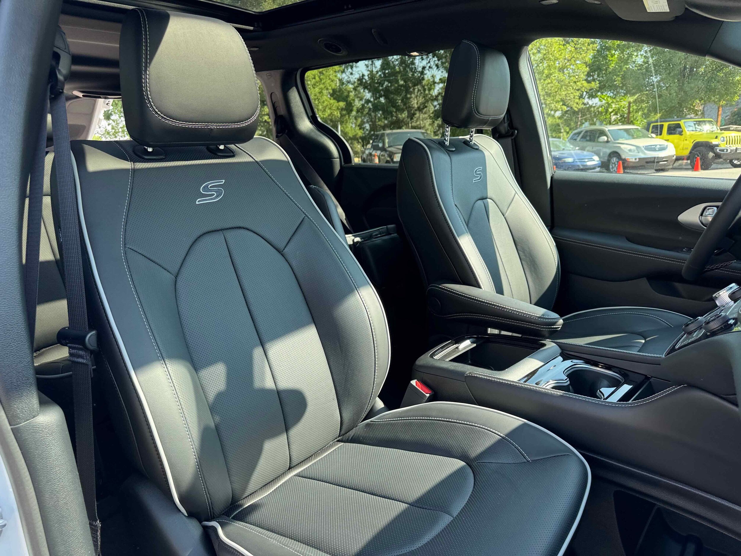 2025 Chrysler Pacifica Limited photo 3