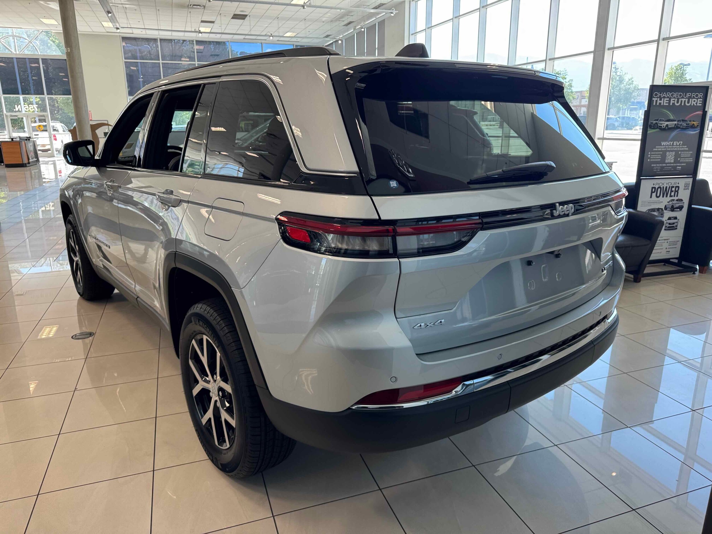 2025 Jeep Grand Cherokee Limited photo 2