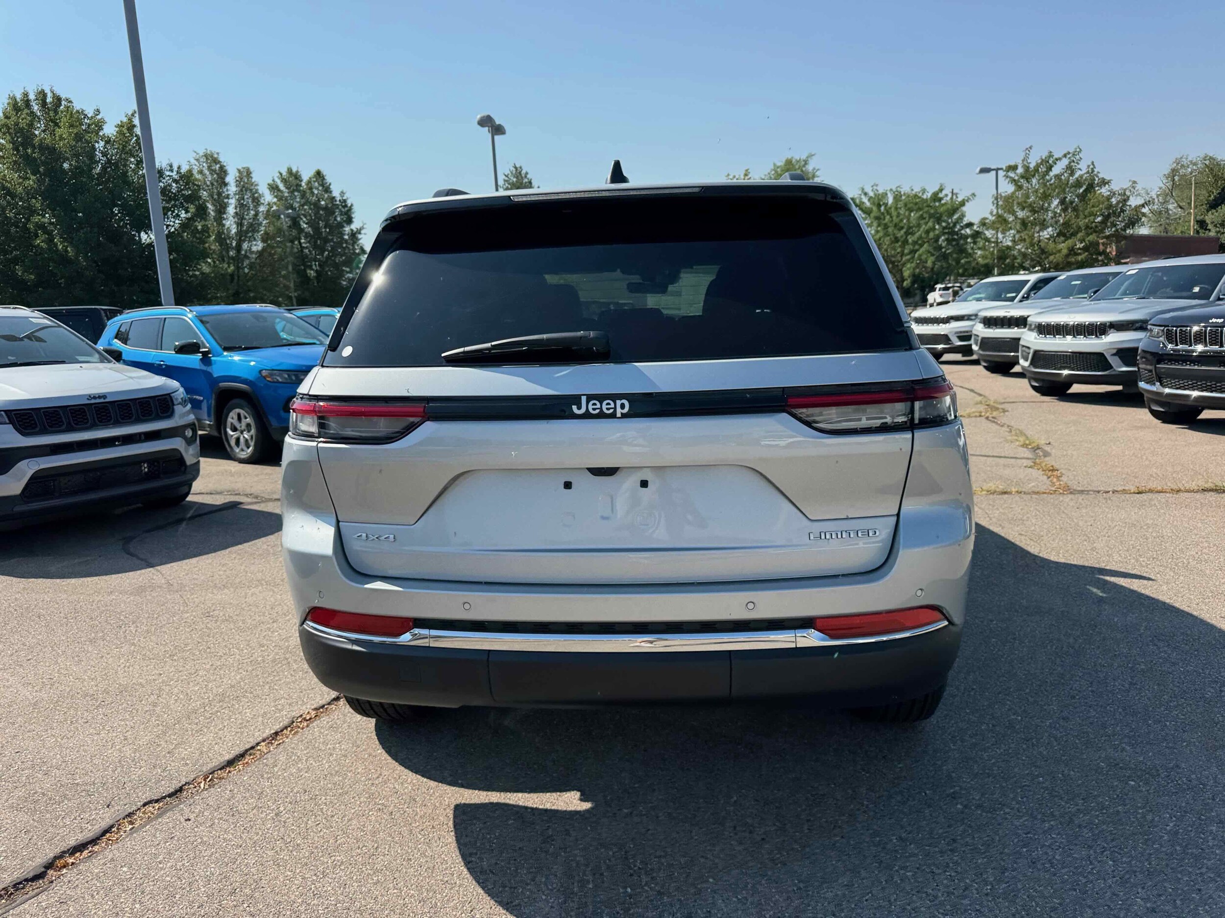 2025 Jeep Grand Cherokee Limited photo 3